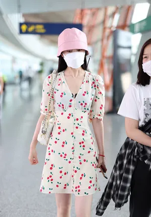 宋轶粉帽碎花短裙皮肤白皙美腿修长机场照图片_2