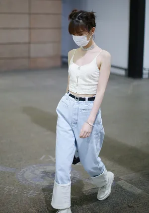 毛晓彤白色吊带丸子头纤瘦可爱俏皮机场照图片