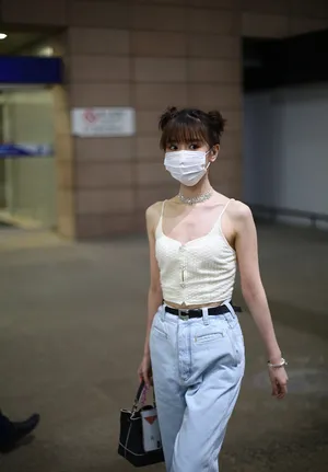 毛晓彤白色吊带丸子头纤瘦可爱俏皮机场照图片_2