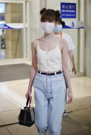 毛晓彤白色吊带丸子头纤瘦可爱俏皮机场照图片_3