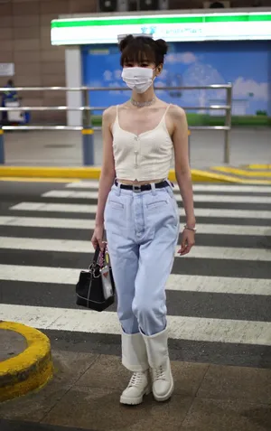 毛晓彤白色吊带丸子头纤瘦可爱俏皮机场照图片_4