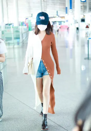 李沁超长针织衫示亮白美腿魅力十足机场照图片