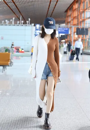 李沁超长针织衫示亮白美腿魅力十足机场照图片