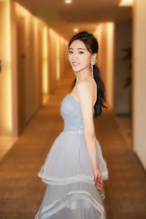 张月雾霾礼裙性感优雅写真图片_2