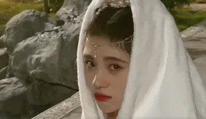 鞠婧祎大眼表情多变楚楚可怜现场照图片_3