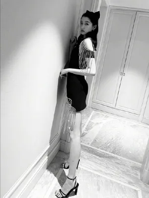 关晓彤黑色短裙性感长腿美照图片