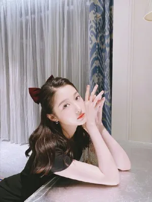 关晓彤黑色短裙性感长腿美照图片_2
