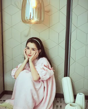 哈妮克孜粉裙甜美写真图片_1