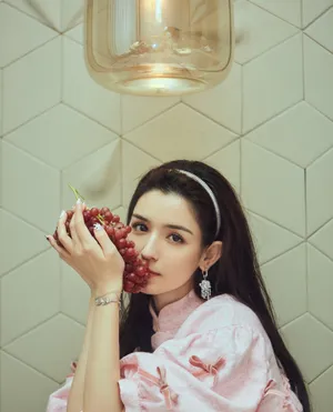 哈妮克孜粉裙甜美写真图片_1