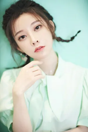 冯提莫泡泡袖甜美写真图片