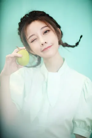 冯提莫泡泡袖甜美写真图片