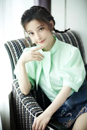 冯提莫泡泡袖甜美写真图片_2