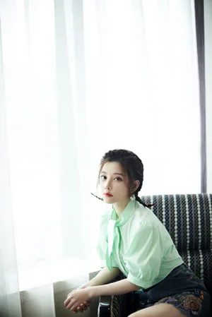 冯提莫泡泡袖甜美写真图片_3