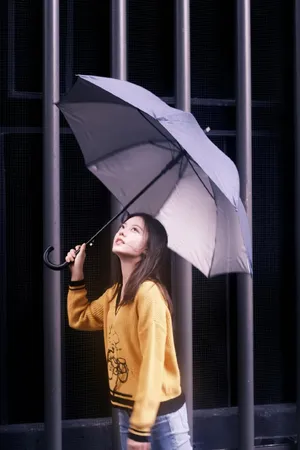 赵今麦毛衣秋装雨中写真图片_4