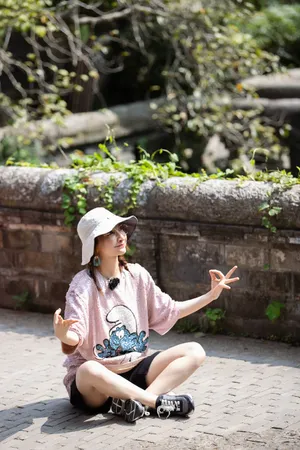吴昕渔夫帽俏皮综艺剧照图片_2