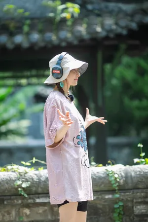 吴昕渔夫帽俏皮综艺剧照图片_7