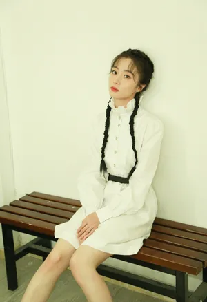 胡冰卿长辫婀娜白裙写真图片_1