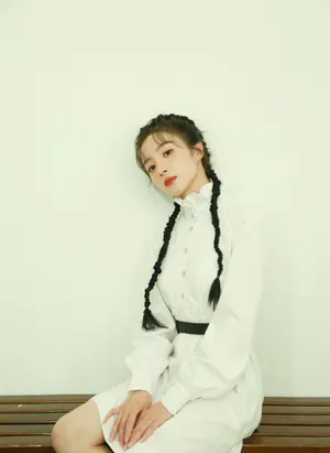 胡冰卿长辫婀娜白裙写真图片