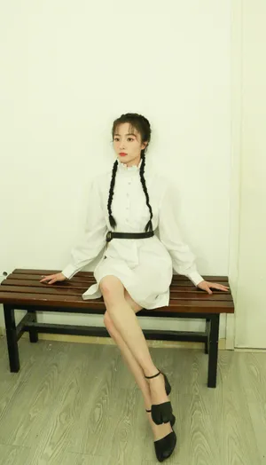 胡冰卿长辫婀娜白裙写真图片_2