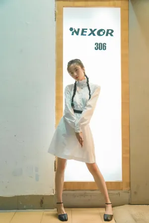 胡冰卿长辫婀娜白裙写真图片_3