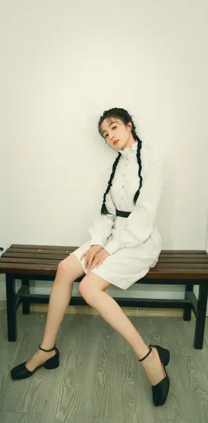 胡冰卿长辫婀娜白裙写真图片_6