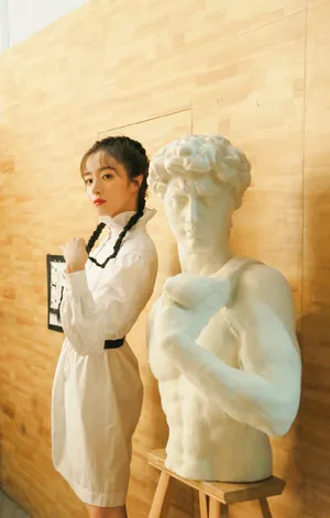 胡冰卿长辫婀娜白裙写真图片_7