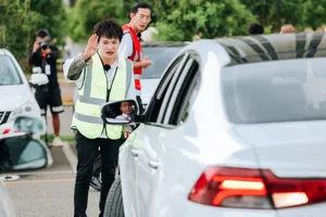 周深《新手驾到》剧照图片