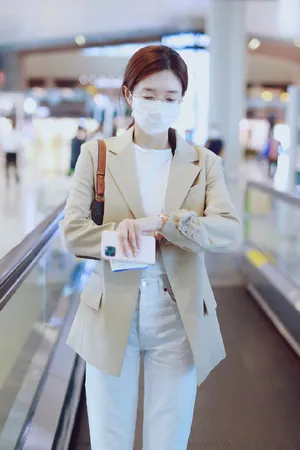 江疏影温柔知性机场私服照图片