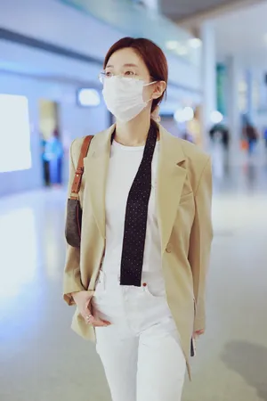 江疏影温柔知性机场私服照图片_3