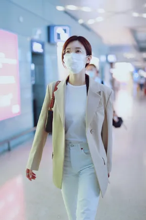 江疏影温柔知性机场私服照图片_4