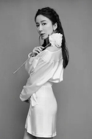 娄艺潇白发精灵造型写真图片