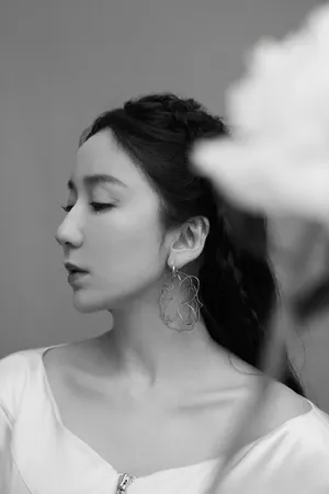 娄艺潇白发精灵造型写真图片_3