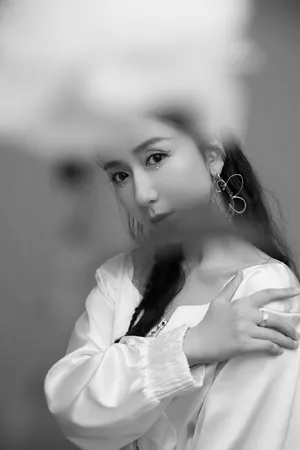 娄艺潇白发精灵造型写真图片_4