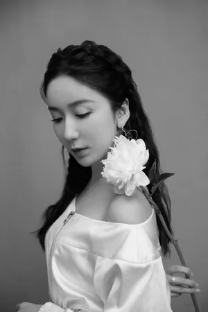 娄艺潇白发精灵造型写真图片_5