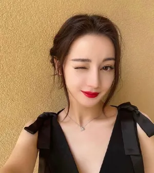 迪丽热巴黑裙红唇眨眼wink撩人自拍图片