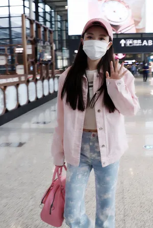 林小宅粉色外套鸭舌帽粉嫩可爱机场照图片_2