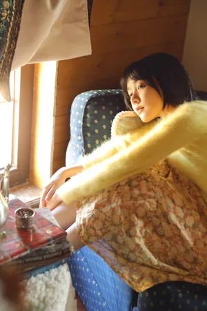 凌美仕暖黄毛衣居家写真图片_1