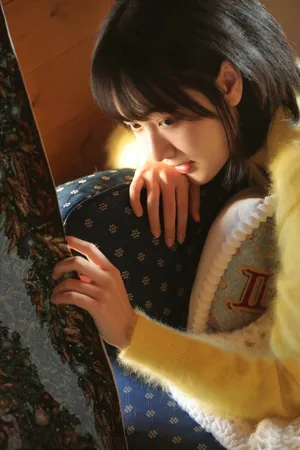 凌美仕暖黄毛衣居家写真图片_2
