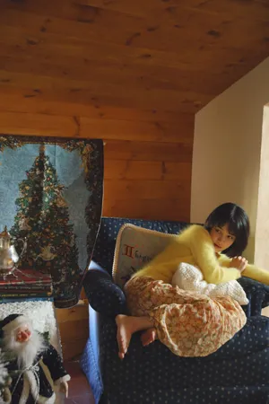 凌美仕暖黄毛衣居家写真图片_3