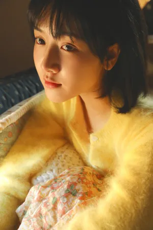 凌美仕暖黄毛衣居家写真图片_5