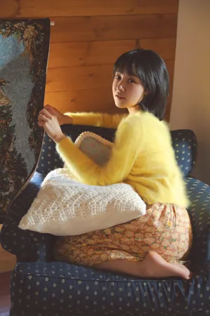 凌美仕暖黄毛衣居家写真图片_6
