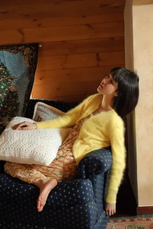 凌美仕暖黄毛衣居家写真图片_7