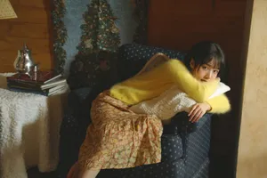 凌美仕暖黄毛衣居家写真图片_8