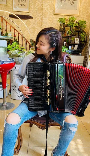 王小玮印花衬衫浅笑清新靓丽美照图片_2