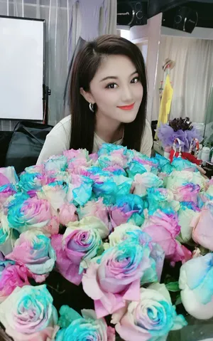 王小玮印花衬衫浅笑清新靓丽美照图片_4