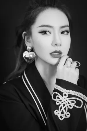 戚薇爱心耳环性感靓丽写真图片_6