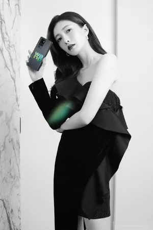 江疏影斜肩裙黑白性感写真图片