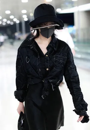 张馨予黑裙礼帽优雅秀长腿机场照图片