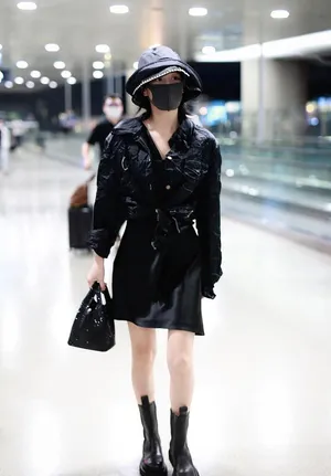 张馨予黑裙礼帽优雅秀长腿机场照图片_1