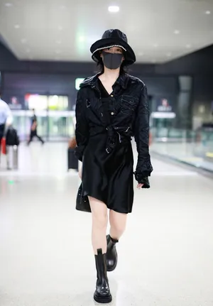 张馨予黑裙礼帽优雅秀长腿机场照图片_4
